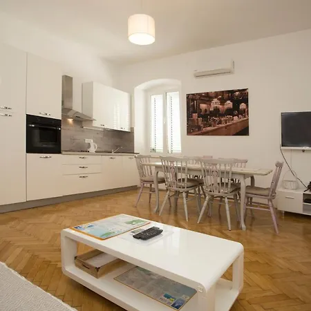 Town Place Apartment Split Exterior photo