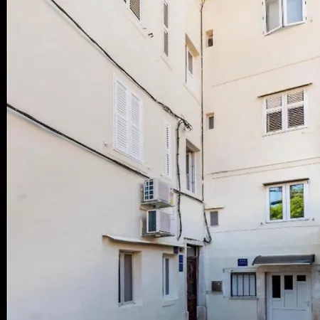Town Place Apartment Split Exterior photo
