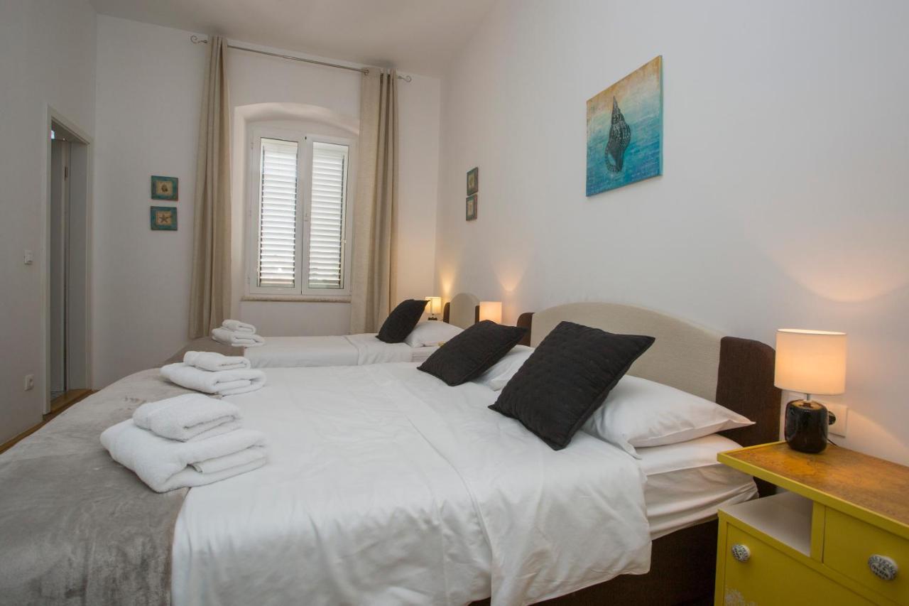 Town Place Apartment *